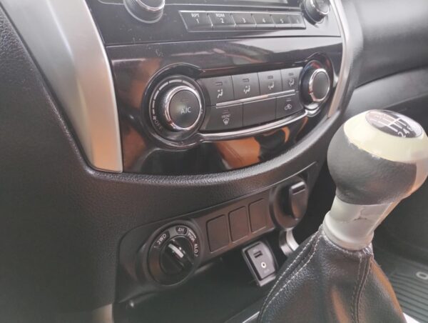 2016 Nissan DIESEL NP300 DCAB XE 4X4 2.3 - Imagen 2