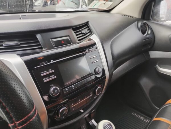 2016 Nissan DIESEL NP300 DCAB XE 4X4 2.3 - Imagen 3