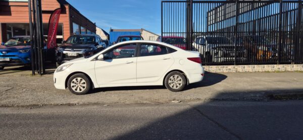 2015 Hyundai ACCENT RB GL 1.6 AUT - Imagen 9