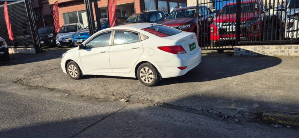 2015 Hyundai ACCENT RB GL 1.6 AUT - Imagen 10