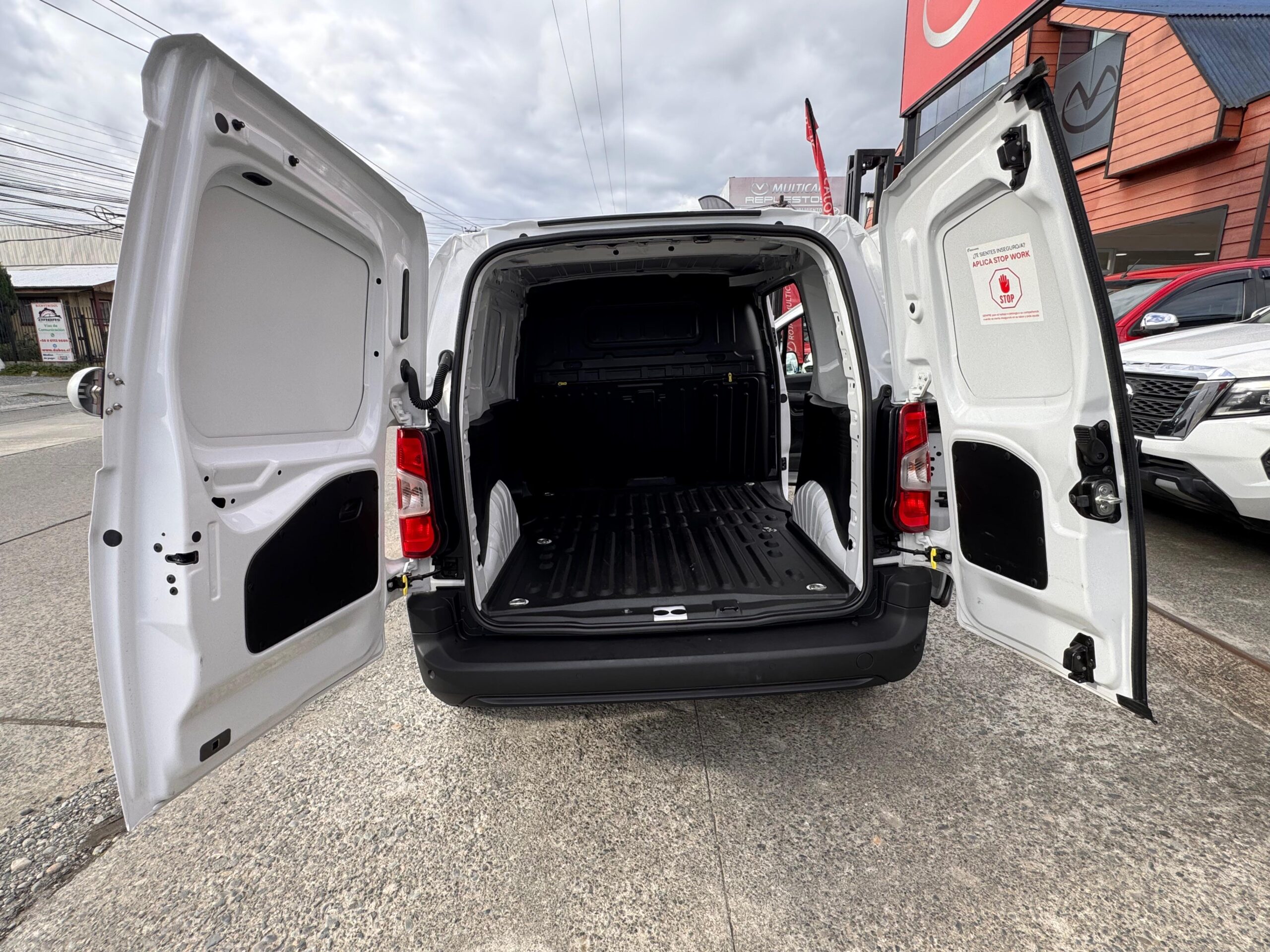 2025 Citröen BERLINGO 1.5 . - Imagen 9