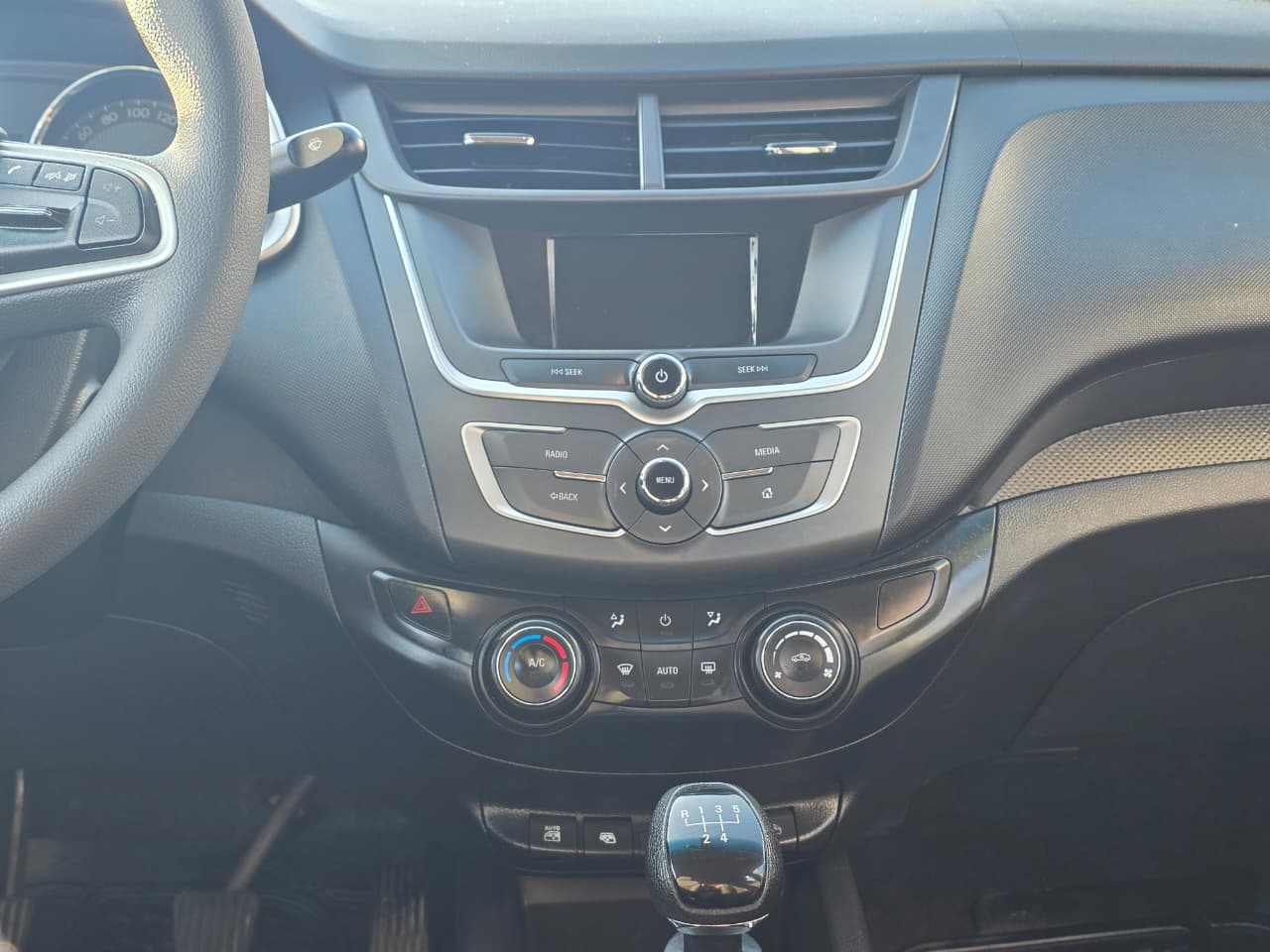 2022 Chevrolet SAIL LS 1.5 - Imagen 5